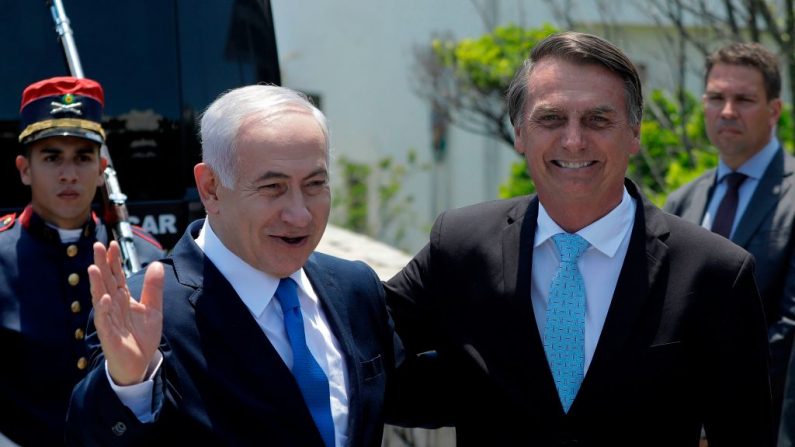 O primeiro-ministro de Israel, Benjamin Netanyahu (E), é recebido pelo presidente eleito do Brasil, Jair Bolsonaro, no forte de Copacabana, no Rio de Janeiro, Brasil, em 28 de dezembro de 2018 (Foto LEO CORREA / AFP / Getty Images)