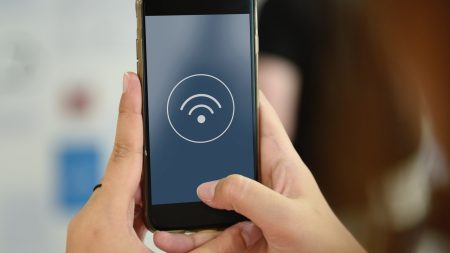 El curioso caso de una mujer que es alérgica al Wi-Fi y le «aterra» el surgimiento de la red 5G