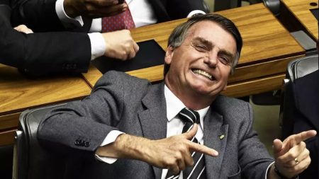 Era fake news: para TSE, Bolsonaro não fez «disparo em massa» de mensagens