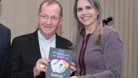 Deputada distribui 10 mil livros contra Ideologia de Gênero em resposta a Felipe Neto