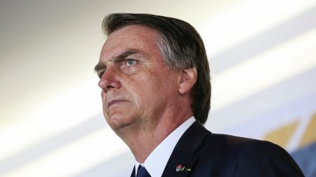 Bolsonaro quer que Folha de São Paulo seja punida por publicar fake news