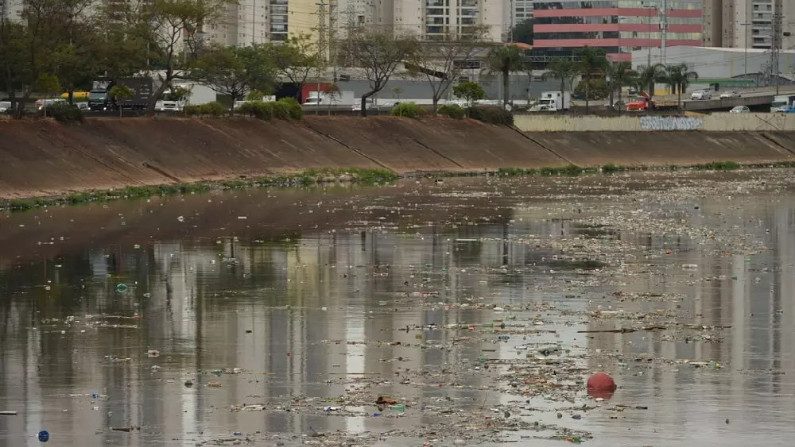 Acúmulo de lixo no rio Tietê após chuva (Rovena Rosa/ABr)