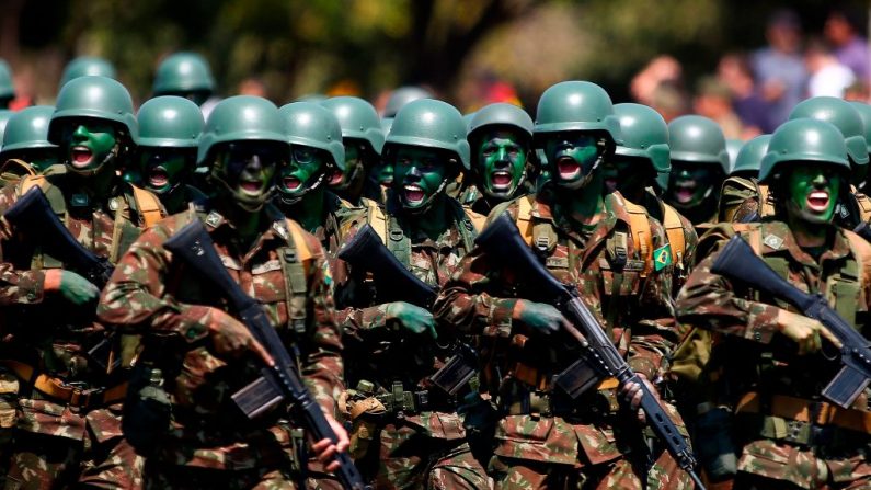 Soldados do exército brasileiro marcham durante uma cerimônia para o Dia do Soldado na sede do exército brasileiro em Brasília, Brasil, em 23 de agosto de 2019 (Foto de SERGIO LIMA / AFP / Getty Images)