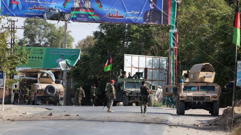 Forças de segurança afegãs chegam ao local de um ataque suicida perto de uma base de forças de segurança nos arredores de Kunduz em 2 de setembro de 2019. - Os EUA e o Talibã estão prestes a fechar um acordo após 18 anos de guerra, principal negociador de Washington disse em 2 de setembro, antes de uma visita ao Afeganistão, onde uma nova violência abalou o norte (Foto por STR / AFP / Getty Images)