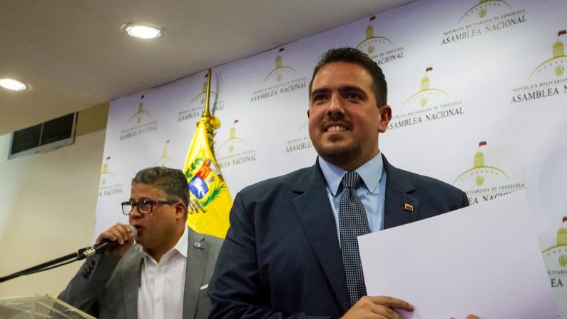 El segundo vicepresidente de la Asamblea Nacional de Venezuela, Stalin González, ofrece declaraciones a la prensa este lunes en Caracas (Venezuela). EFE/ Maria Gabriela Angarita
