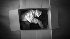 Mujer encuentra en la puerta de su casa un niño de 3 años durmiendo dentro de una caja de cartón
