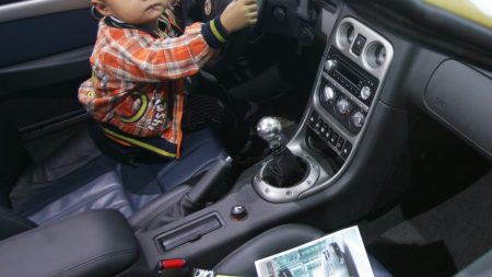 Niño de cinco años conduce un auto en busca de su padre y causa un accidente de tránsito