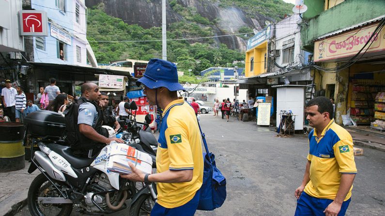 Carteiro brasileiro entrega cartas na favela da Rocinha, no Rio de Janeiro, em 4 de outubro de 2013 (Foto: CHRISTOPHE SIMON / AFP / Getty Images)