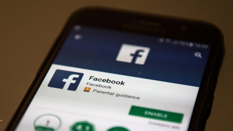 Telefone celular mostra a tela de download do aplicativo de rede social Facebook, em Manchester, Inglaterra, em 22 de março de 2018 (Oli Scarff / AFP / Getty Images)