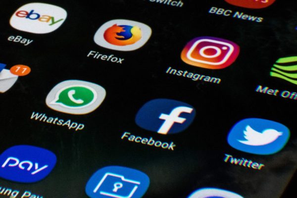 Tela de um telefone celular mostra os ícones de aplicativos de mídia social Facebook, Twitter e Instagram em 22 de março de 2018 (Oli Scarff / AFP / Getty Images)