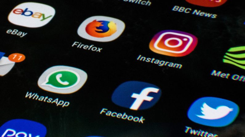 Tela de um telefone celular mostra os ícones de aplicativos de mídia social Facebook, Twitter e Instagram em 22 de março de 2018 (Oli Scarff / AFP / Getty Images)