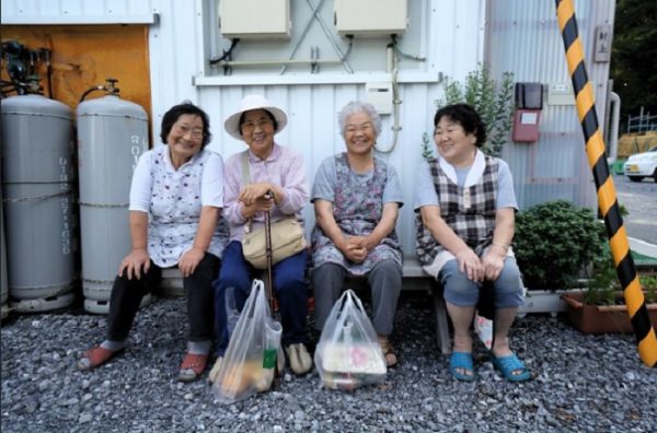 Idosas japonesas que foram sobreviventes do tsunami de 2011 na prefeitura de Miyagi. Todos elas vivem em casas pré-construídas instaladas pelo governo após o desastre. Elas ainda sorriem quando um motociclista espanhol aparece e pede para tirar uma foto delas, Miyagi, Japão, em 10 de setembro de 2013 (Teo Romera/ Flickr)