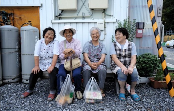 Idosas japonesas que foram sobreviventes do tsunami de 2011 na prefeitura de Miyagi. Todas elas vivem em casas pré-construídas instaladas pelo governo após o desastre. Elas ainda sorriem quando um motociclista espanhol aparece e pede para tirar uma foto delas, Miyagi, Japão, em 10 de setembro de 2013 (Teo Romera/ Flickr)