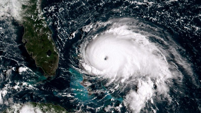 OCEANO ATLÂNTICO - 1º DE SETEMBRO: Nesta imagem de folheto de satélite da NOAA GOES-East, o furacão Dorian, agora uma tempestade categoria 5, vai em direção à costa da Flórida (Foto por NOAA via Getty Images)