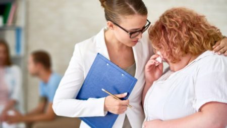 Chica que sufría bullying por pesar 127 kg toma épica decisión y baja 63 kg en su último año escolar