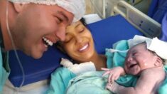 Tierno momento en el que una recién nacida sonríe al escuchar la voz de su padre en Brasil