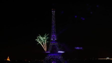 Iluminação da Torre Eiffel será desligada mais cedo em homenagem a Chirac