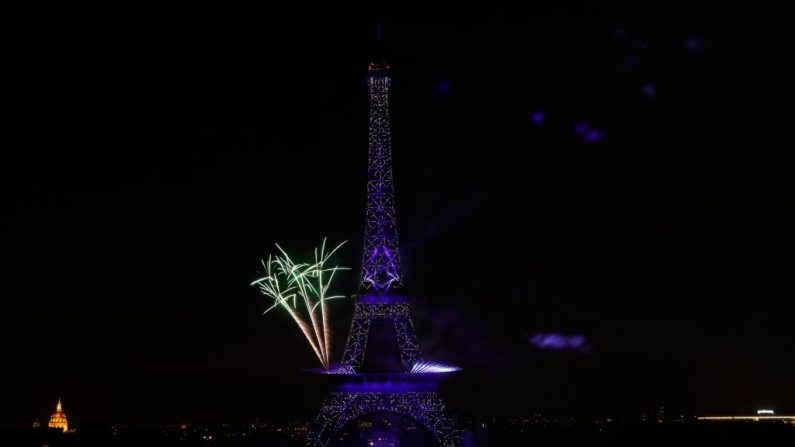 Fogos de artifício explodem da Torre Eiffel e acima dos Jardins Trocadero, como parte das comemorações anuais do Dia da Bastilha em Paris, em 14 de julho de 2019 (Foto: GEOFFROY VAN DER HASSELT / AFP / Getty Images)