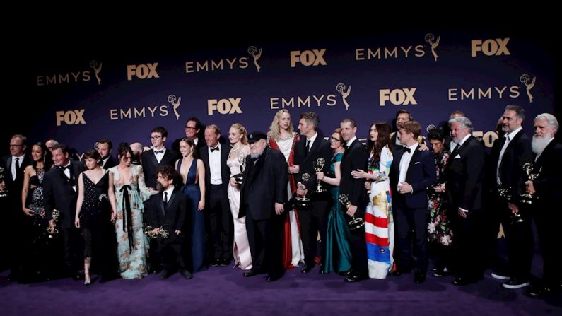 O elenco e a equipe de 'Game of Thrones' depois de ganhar o Emmy de Melhor Série Dramática pela 71ª cerimônia anual do Primetime Emmy Awards, realizada no Microsoft Theater em Los Angeles, Califórnia, EUA (Foto: EFE / EPA / Nina Prommer)