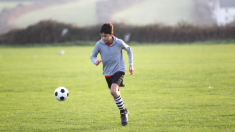 Niño argentino juega al fútbol con una pierna ortopédica como si fuera «la final de la copa del mundo»