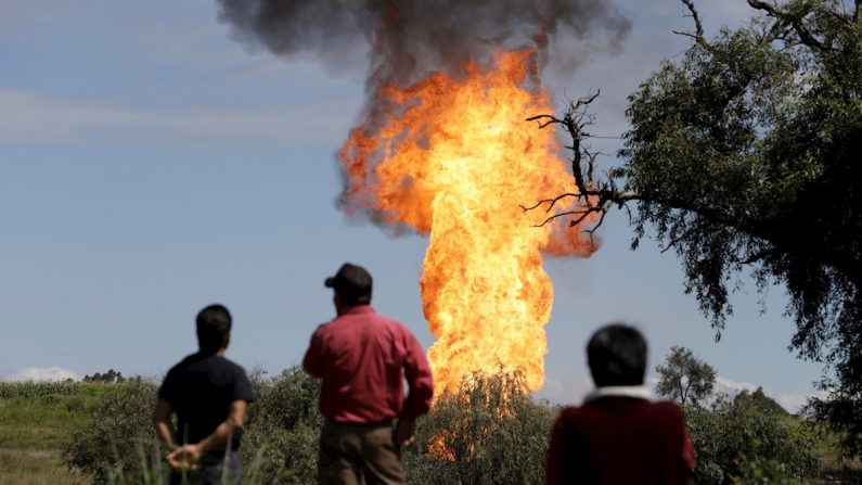 Columna de fuego generada por la fuga de un gasoducto, el 16 de septiembre de 2019 en Puebla (México). EFE/ Hilda Ríos
