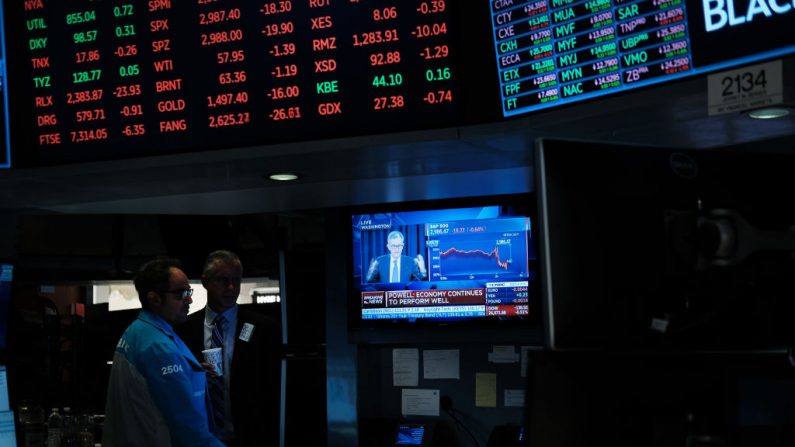 O presidente do Federal Reserve, Jerome Powell, dá uma entrevista coletiva enquanto os traders trabalham no pregão da Bolsa de Valores de Nova York (NYSE) em 18 de setembro de 2019 na cidade de Nova York (Foto de Spencer Platt / Getty Images)