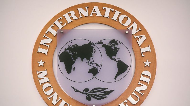 O selo do Fundo Monetário Internacional é visto dentro da sede do FMI em 30 de novembro de 2015 em Washington, DC (Foto de MANDEL NGAN / AFP / Getty Images)