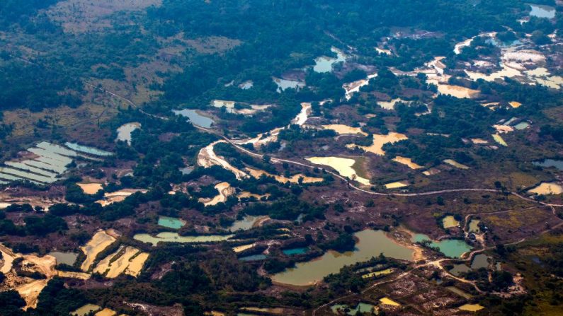 Vista aérea do campo de mineração de ouro Esperanca IV, perto do território indígena Menkragnoti, em Altamira, Pará, Brasil, na bacia amazônica, em 28 de agosto de 2019 (Foto por JOAO LAET / AFP / Getty Images)