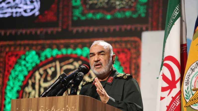 Comandante da Guarda Revolucionária Iraniana, major-general Hossein Salami, no museu da Revolução Islâmica e da Defesa Sagrada de Teerã (Foto de ATTA KENARE / AFP / Getty Images)