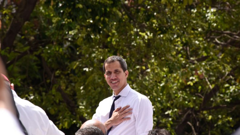 Juan Guaidó hace un gesto mientras pronuncia un discurso en la avenida Rómulo Gallegos durante el 208 aniversario de la declaración de independencia de Venezuela el 5 de julio de 2019 en Caracas, Venezuela (Foto de Carolina Cabral / Getty Images)