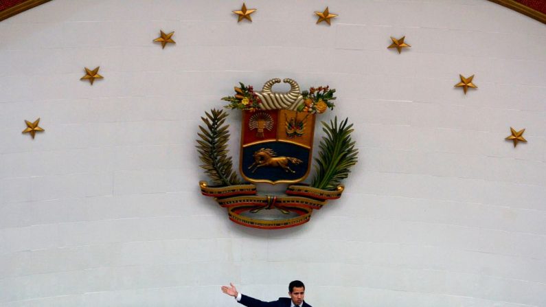 O líder da oposição venezuelana e o autoproclamado presidente interino Juan Guaido (E) fala ao lado do segundo vice-presidente da Assembléia Nacional, Stalin Gonzalez, durante uma sessão em Caracas em 17 de setembro de 2019 (Foto por MATIAS DELACROIX / AFP / Getty Images)