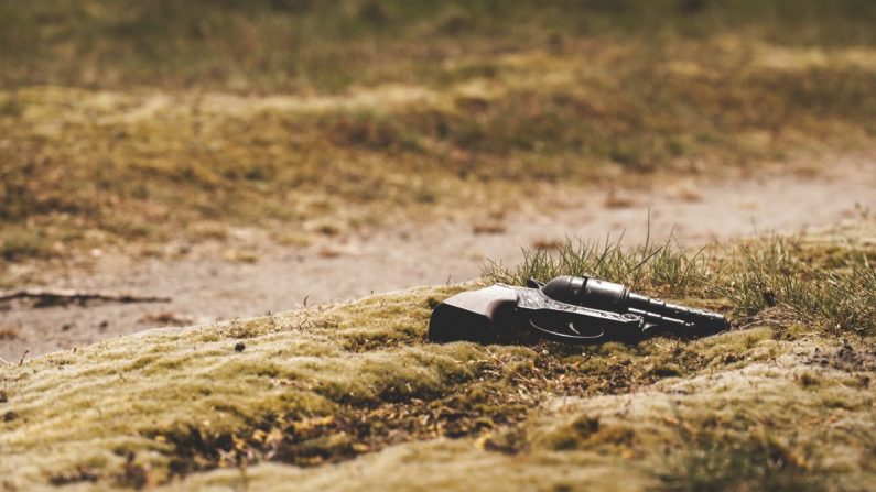 Imagen ilustrativa de un revolver tirado al costado de un camino de tierra. (Dominio público | Pxhere)