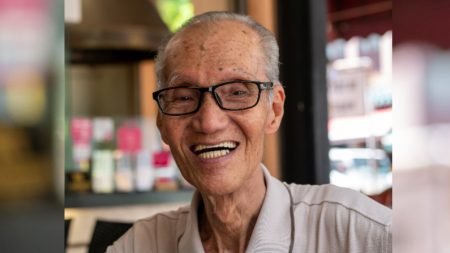 Ayudó desinteresadamente a un anciano y luego la sorprende con bello gesto para su hijo