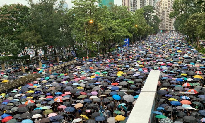 Una marcha en Hong Kong el 18 de agosto de 2019. (Luo Ya/La Gran Época)