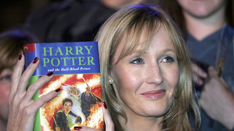 La autora de Harry Potter, JK Rowling, llega al castillo de Edimburgo, donde leerá extractos del sexto libro "Harry Potter y el príncipe mestizo", el 15 de julio de 2005 en Edimburgo, Escocia.  (Foto de Christopher Furlong / Getty Images)