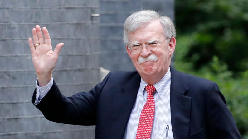 O ex-conselheiro de segurança nacional dos EUA, John Bolton, chega a Downing Street, em Londres, em 13 de agosto de 2019, antes de sua reunião com o chanceler britânico do Tesouro Sajid Javid (Foto de TOLGA AKMEN / AFP / Getty Images)