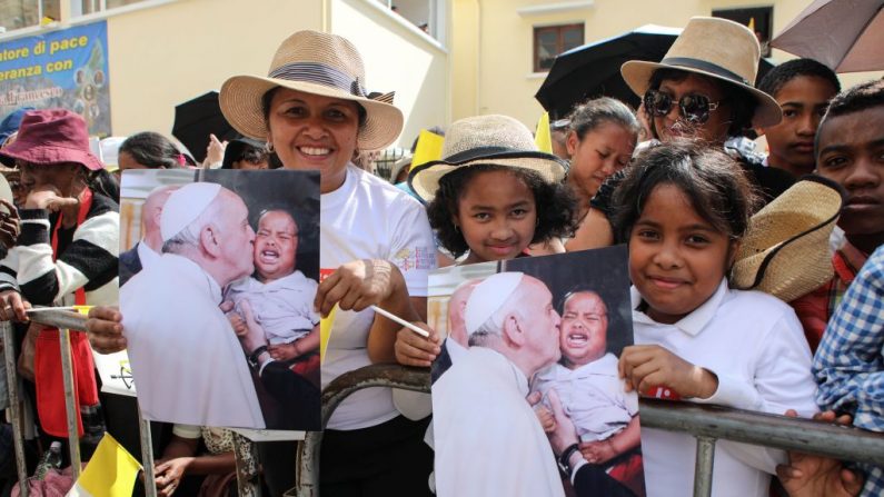 Os fiéis estão de pé quando o Papa Francisco chega para participar de uma reunião com os Bispos de Madagascar na Catedral de Andohalo em Antananarivo, Madagascar, em 7 de setembro de 2019 (Foto: MAMYRAEL / AFP / Getty Images)