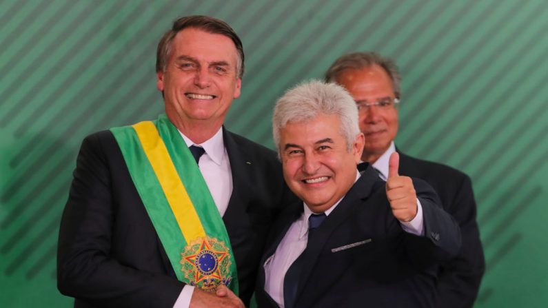 O novo presidente do Brasil, Jair Bolsonaro (L), cumprimenta o novo ministro da Ciência e Tecnologia do Brasil, Marcos Pontes, durante a cerimônia de posse de seu gabinete no Palácio do Planalto, em Brasília, em 1º de janeiro de 2019, após sua própria cerimônia de inauguração no Congresso Nacional (Foto por SERGIO LIMA / AFP / Getty Images)