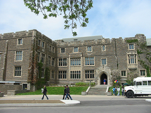 Un edificio de la Universidad McMaster en una foto de archivo. (Mathew Ingram/creativecommons.org/licenses/by-sa/2.0/)

