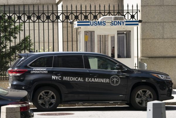 Carro de um médico legista de Nova Iorque estacionado em frente ao Metropolitan Correctional Center, onde o gerente financeiro Jeffrey Epstein esteve detido, em 10 de agosto de 2019, em Nova Iorque (Don Emmert / AFP / Getty Images)