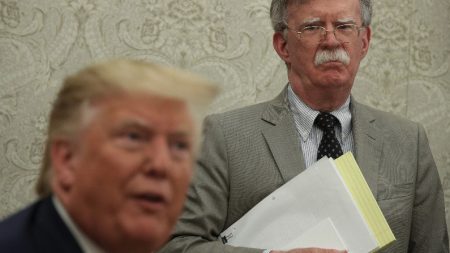 Trump diz que Bolton passou do limite nas políticas para Venezuela