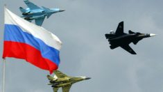 Caça russo Su-47 com “asas ao contrário” é exibido em salão internacional (Vídeo)