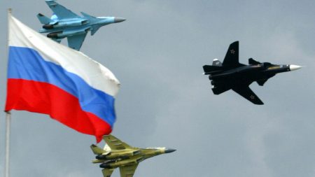 Caça russo Su-47 com «asas ao contrário» é exibido em salão internacional (Vídeo)