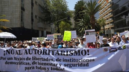 Manifestantes protestam na Cidade do México contra políticas de AMLO