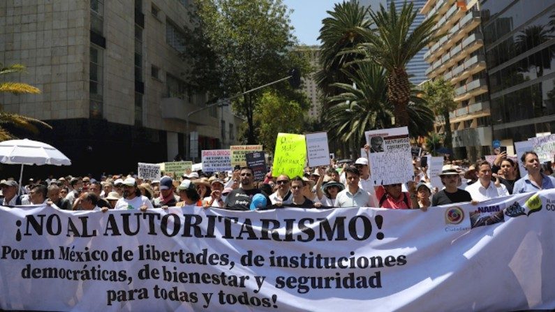 Milhares de pessoas participaram de manifestação contra o presidente Andrés Manuel López Obrador neste domingo (1º), na Cidade do México (México), no âmbito da apresentação de seu primeiro relatório de governo (Sáshenka Gutiérrez/EFE)