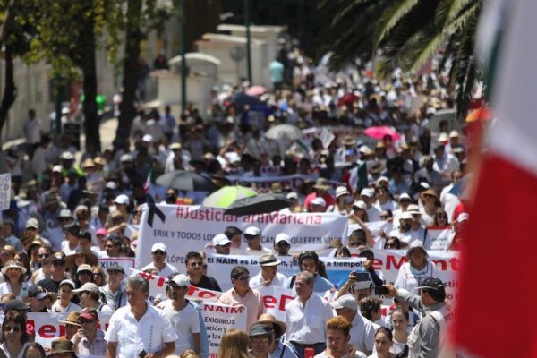 Milhares de pessoas participam de manifestação contra o presidente Andrés Manuel López Obrador neste domingo (1º), na Cidade do México (México), no âmbito da apresentação de seu primeiro relatório de governo (Sáshenka Gutiérrez/EFE)