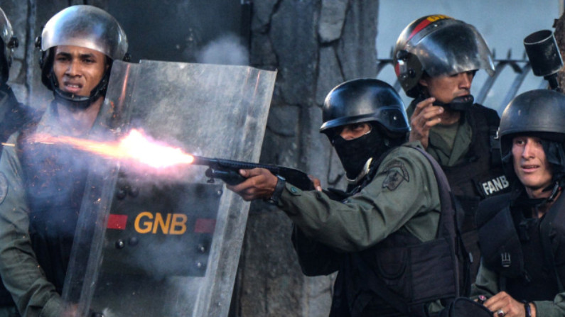 Guarda Nacional da ditadura de Nicolás Maduro enfrenta protesto em Caracas em 26 de julho de 2017. Venezuelanos bloquearam as ruas em uma greve geral de 48 horas para frustrar os planos do regime de reescrever a constituição do país (FEDERICO PARRA / AFP / Getty Images)