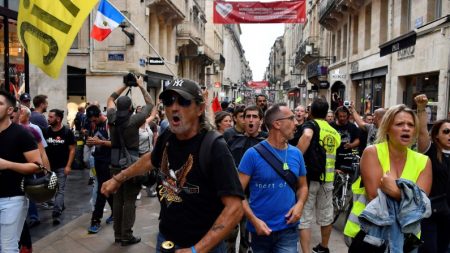 Novos protestos dos «coletes amarelos» em Paris têm 152 pessoas presas