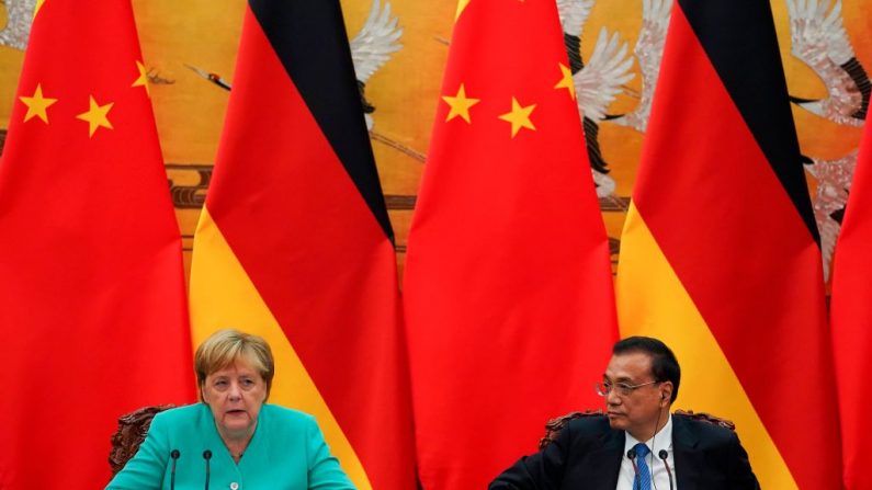 A chanceler da Alemanha, Angela Merkel (E), fala durante a conferência de imprensa ao lado do primeiro-ministro chinês Li Keqiang após sua reunião no Grande Salão do Povo, em Pequim, em 6 de setembro de 2019
(Foto de ANDREA VERDELLI / AFP / Getty Images)