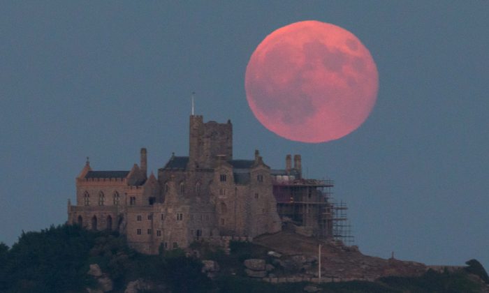Una luna llena sale detrás del Monte de San Miguel en Marazion, cerca de Penzance en Cornwall, Inglaterra, el 28 de junio de 2018. (Matt Cardy/Getty Images)
